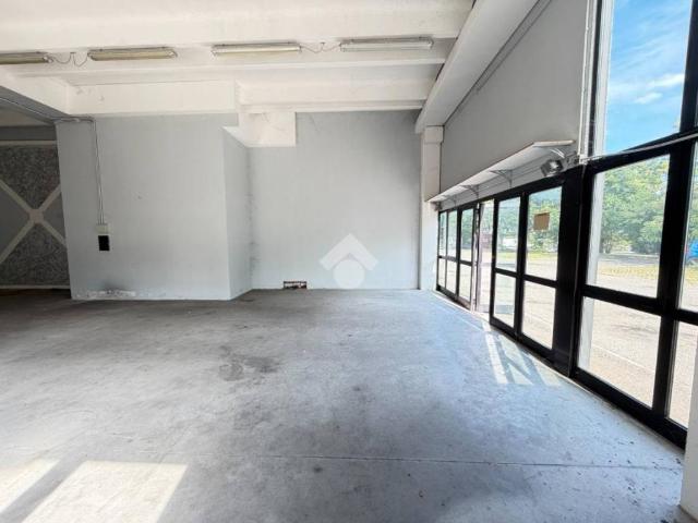 Locale Commerciale in affitto a Unione delle Terre d'Argine, Novi Di Modena
