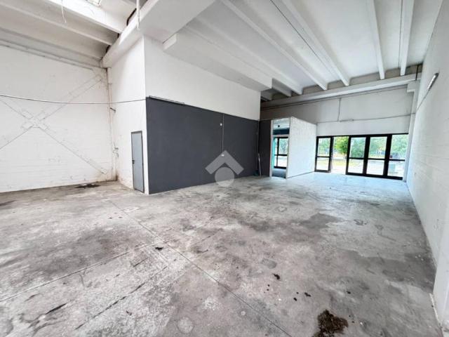 Locale Commerciale in affitto a Unione delle Terre d'Argine, Novi Di Modena