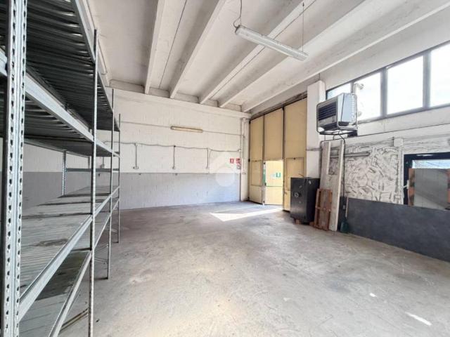 Locale Commerciale in affitto a Unione delle Terre d'Argine, Novi Di Modena