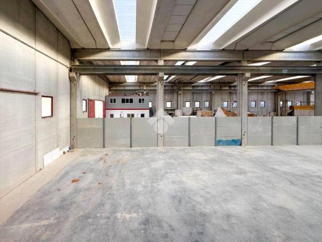 Locale Commerciale in affitto a Nuvolento, Lombardia