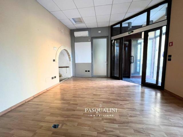 Locale Commerciale in affitto a Marche, Ancona