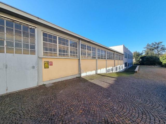 Locale Commerciale in affitto a Oggiona Con Santo Stefano, Lombardia