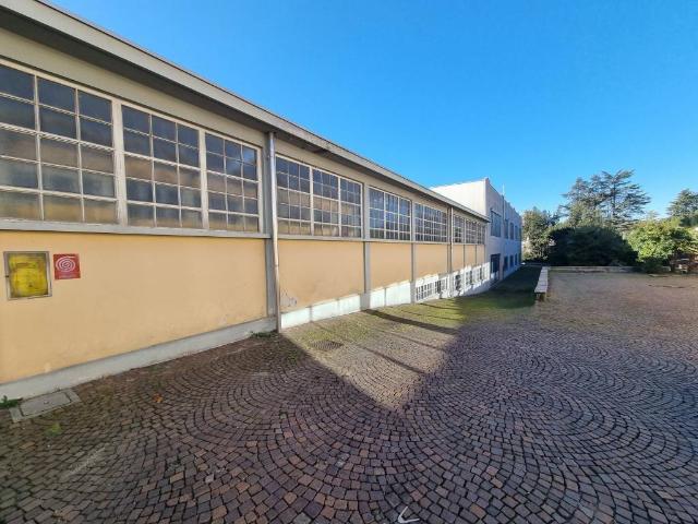 Locale Commerciale in affitto a Oggiona Con Santo Stefano, Lombardia