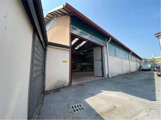 Locale Commerciale in affitto a Pesiago, Oggiono