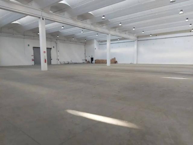 Locale Commerciale in affitto a San Pantaleo, Sassari