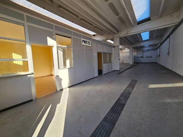Locale Commerciale in affitto a Somaino, Faloppio
