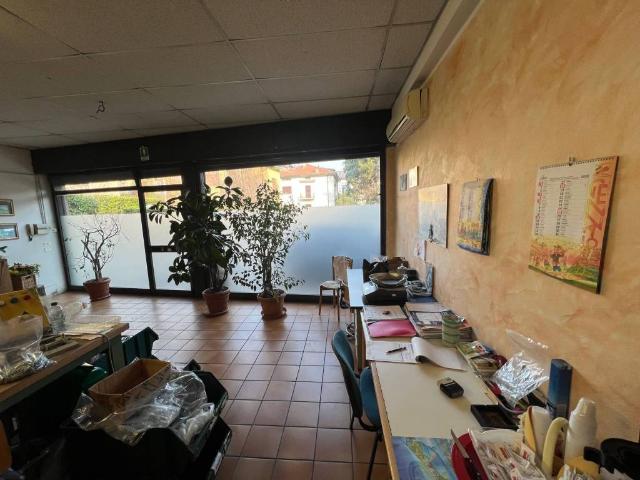 Locale Commerciale in affitto a Casternago, Olgiate Molgora
