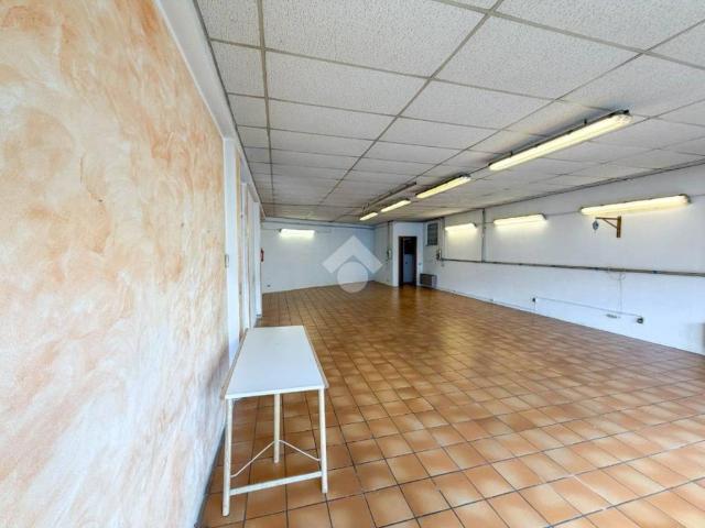 Locale Commerciale in affitto a Casternago, Olgiate Molgora