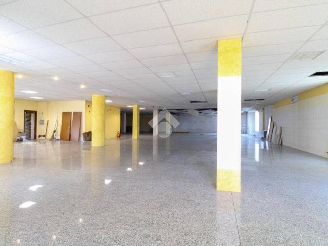 Locale Commerciale in affitto a Beolco, Olgiate Molgora