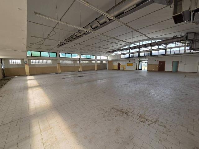 Locale Commerciale in affitto a Gerbone, Olgiate Olona