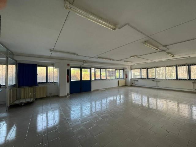 Locale Commerciale in affitto a Oltrona San Mamette, Lombardia