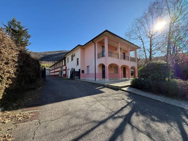 Locale Commerciale in affitto a Comunità montana del Sebino bresciano, Ome