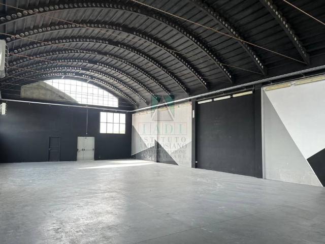 Locale Commerciale in affitto a Locate Triulzi, Lombardia
