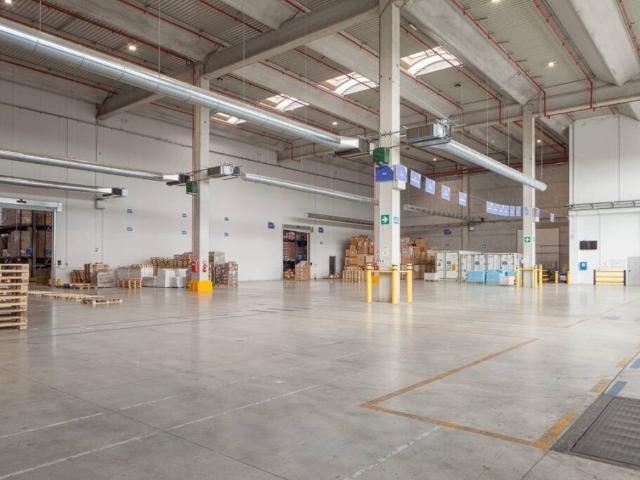 Locale Commerciale in affitto a Locate Triulzi, Lombardia