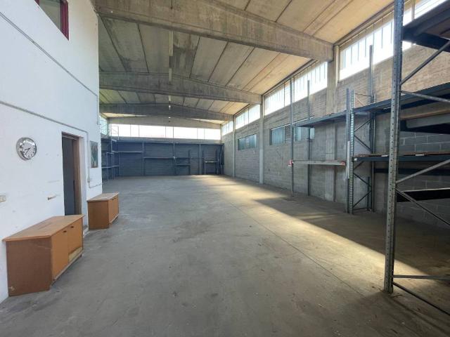 Locale Commerciale in affitto a Locate Triulzi, Lombardia
