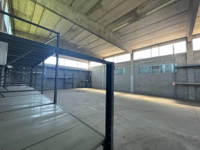 Locale Commerciale in affitto a Locate Triulzi, Lombardia
