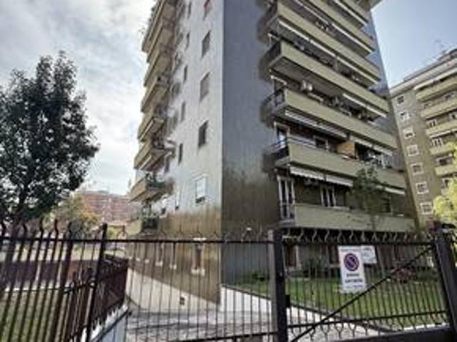 Locale Commerciale in affitto a Locate Triulzi, Lombardia