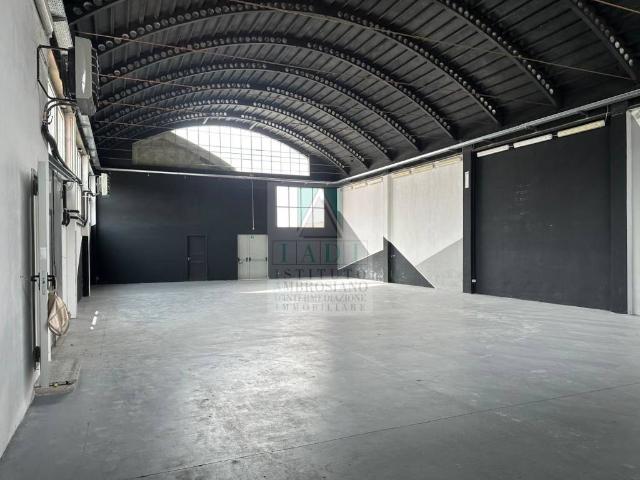 Locale Commerciale in affitto a Locate Triulzi, Lombardia