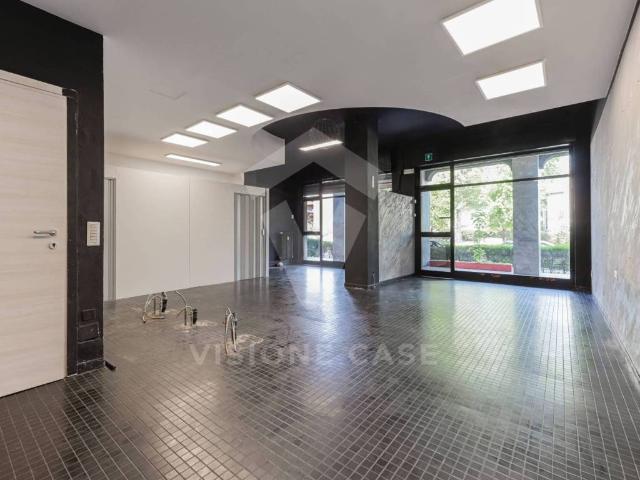 Locale Commerciale in affitto a Locate Triulzi, Lombardia