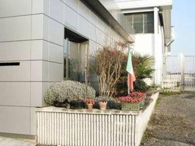 Locale Commerciale in affitto a Locate Triulzi, Lombardia