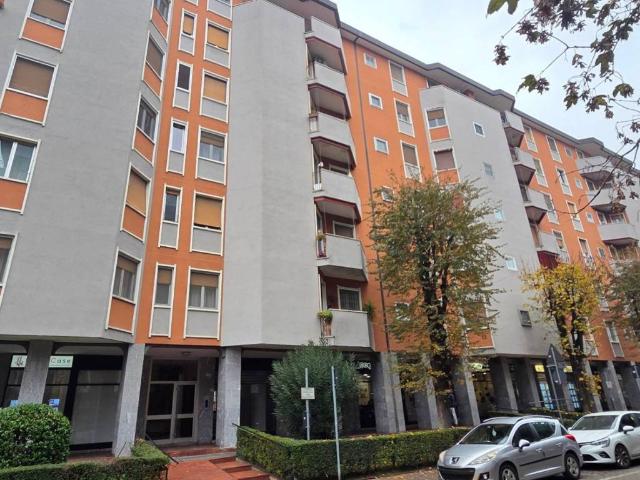 Locale Commerciale in affitto a Locate Triulzi, Lombardia