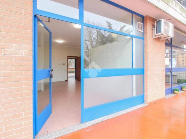 Locale Commerciale in affitto a Locate Triulzi, Lombardia