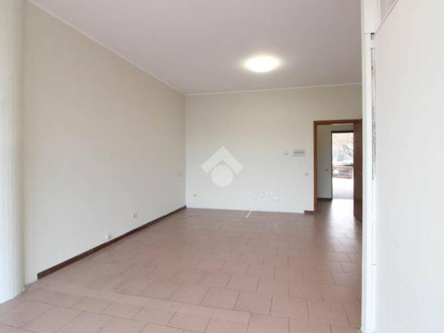 Locale Commerciale in affitto a Locate Triulzi, Lombardia