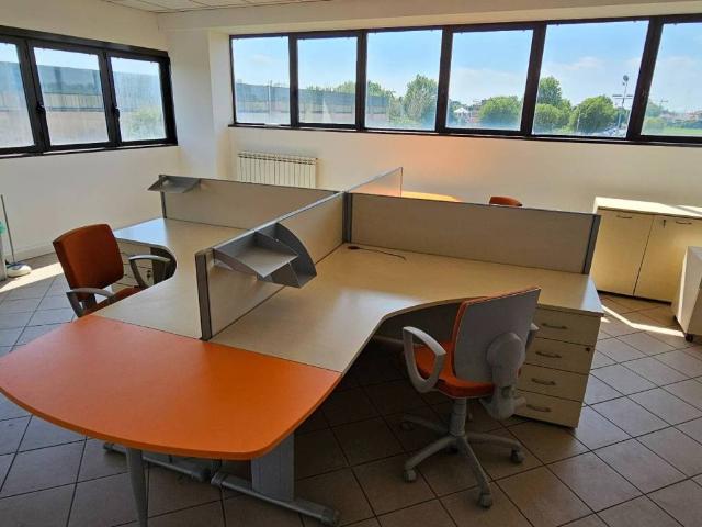 Locale Commerciale in affitto a Caronno Pertusella, Lombardia