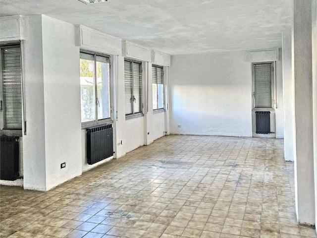 Locale Commerciale in affitto a Orsenigo, Lombardia