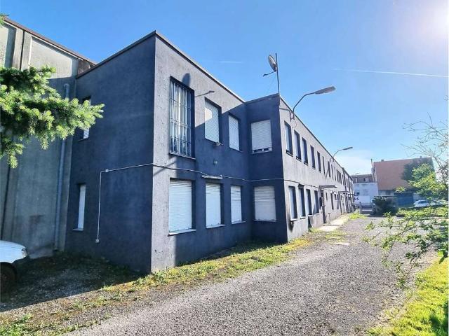 Locale Commerciale in affitto a Orsenigo, Lombardia