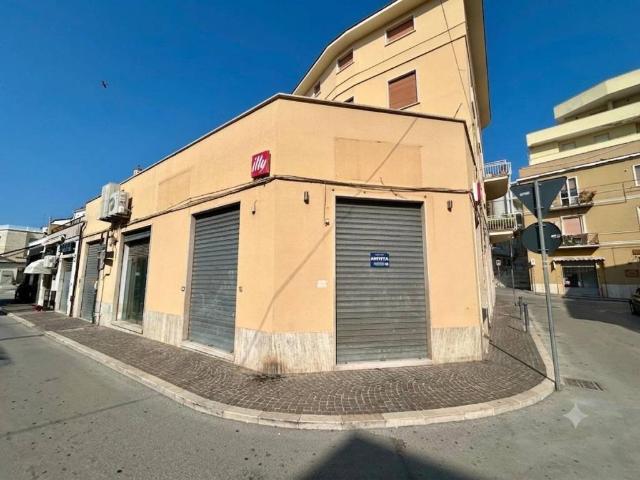Locale Commerciale in affitto a Ortona, Abruzzo