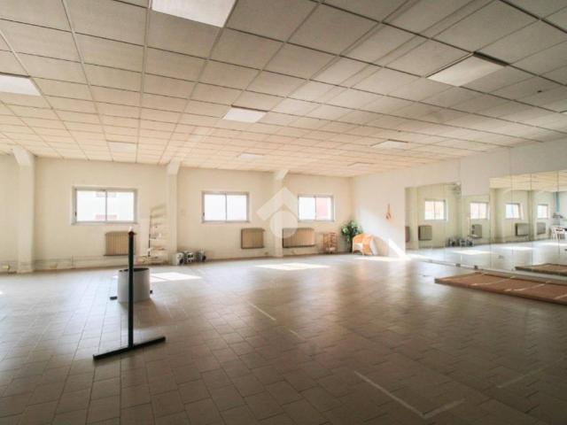 Locale Commerciale in affitto a Unione dei Comuni Bassa Bresciana Occidentale, Orzinuovi