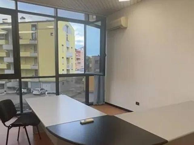 Locale Commerciale in affitto a Marche, Ancona