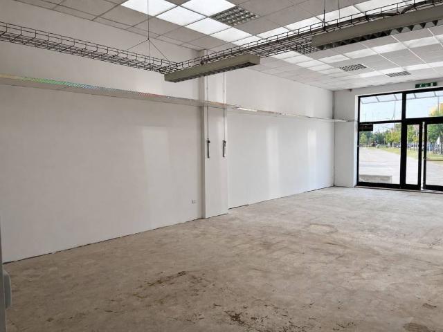 Locale Commerciale in affitto a Marche, Ancona