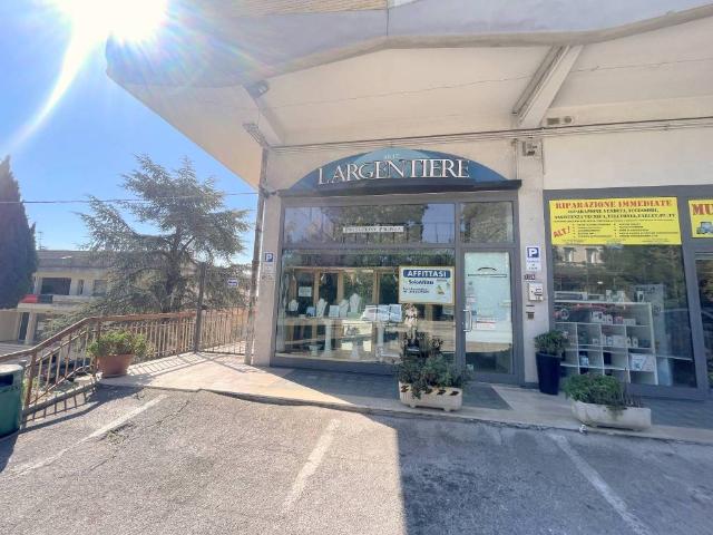 Locale Commerciale in affitto a San Sabino, Marche