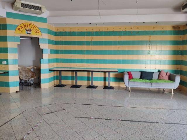 Locale Commerciale in affitto a Marche, Ancona