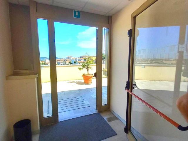 Locale Commerciale in affitto a Marche, Ancona