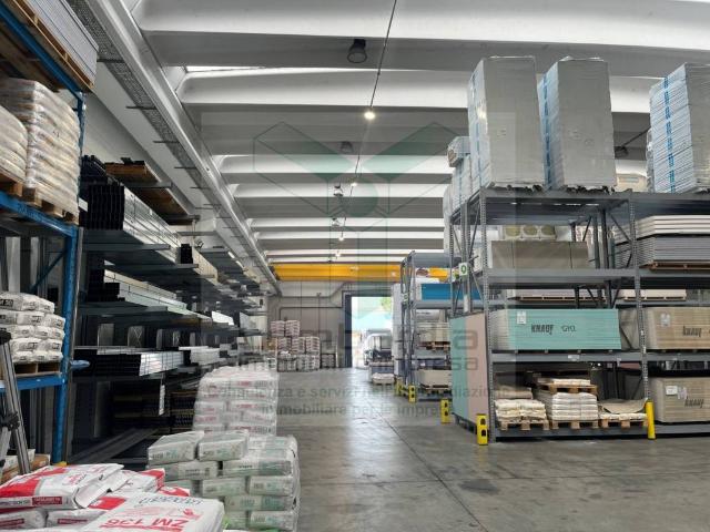 Locale Commerciale in affitto a Osio Sopra, Lombardia