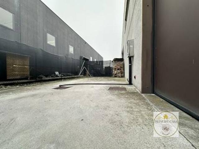 Locale Commerciale in affitto a Ospedaletto Euganeo, Veneto