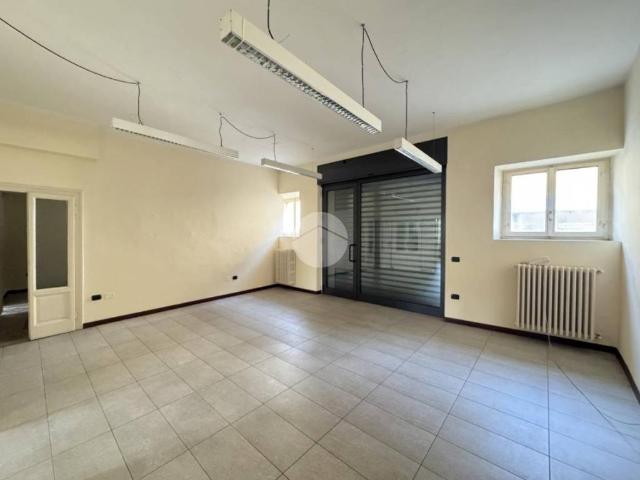 Locale Commerciale in affitto a Ospitaletto, Lombardia