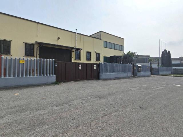 Locale Commerciale in affitto a Inveruno, Lombardia