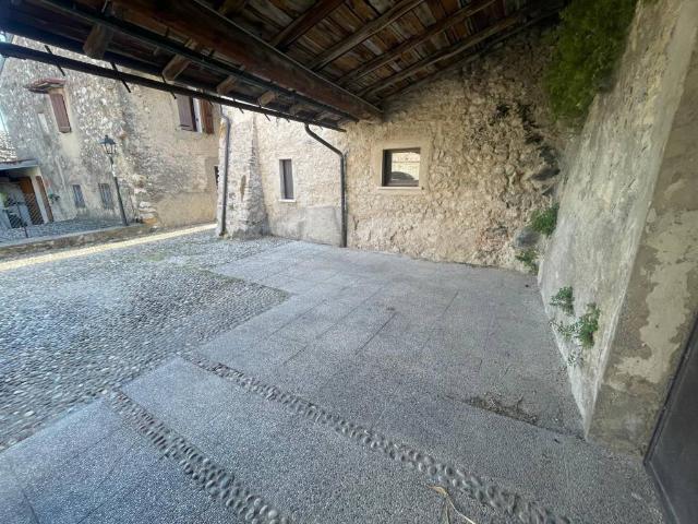 Locale Commerciale in affitto a Padenghe Sul Garda, Lombardia
