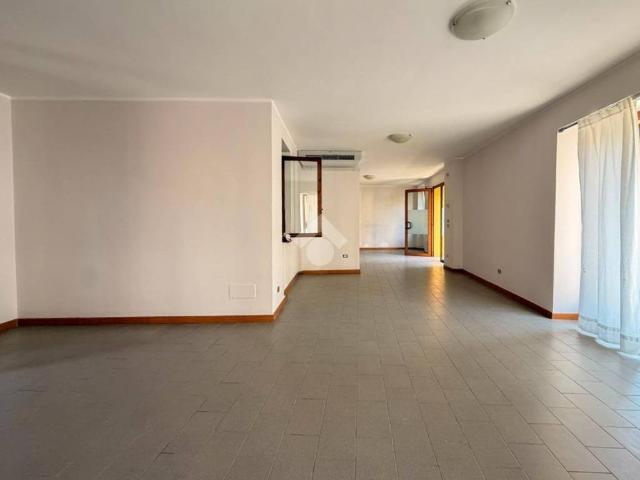 Locale Commerciale in affitto a Padenghe Sul Garda, Lombardia