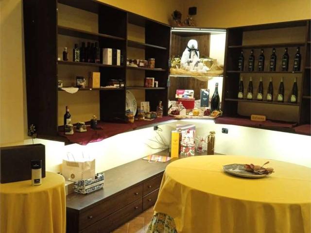 Locale Commerciale in affitto a Paderno D'adda, Lombardia