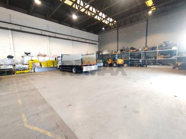 Locale Commerciale in affitto a Zona Omogenea Milano Nord, Paderno Dugnano