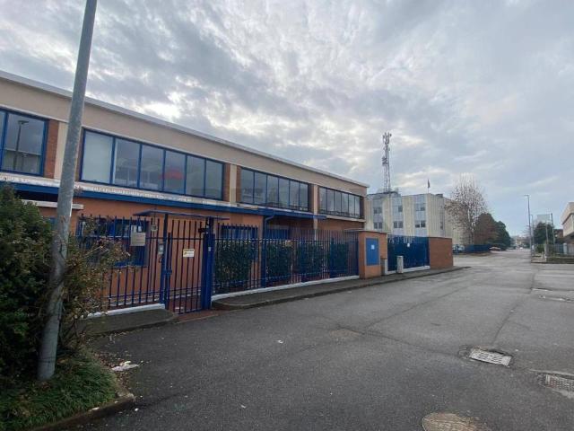 Locale Commerciale in affitto a Zona Omogenea Milano Nord, Paderno Dugnano