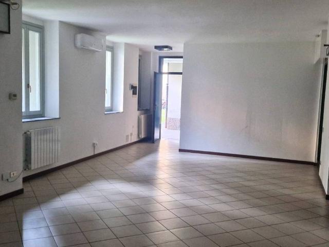 Locale Commerciale in affitto a Zona Omogenea Milano Nord, Paderno Dugnano