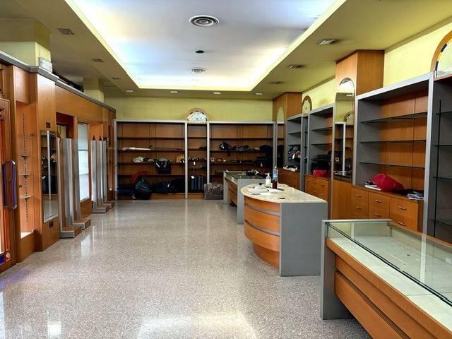 Locale Commerciale in affitto a Zona Omogenea Milano Nord, Paderno Dugnano