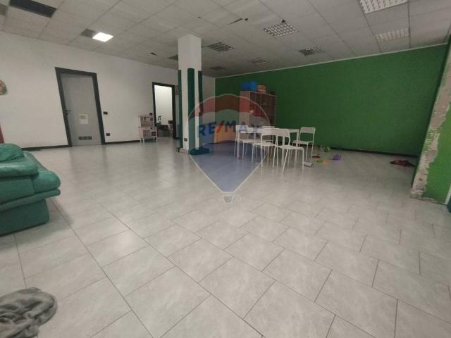 Locale Commerciale in affitto a Zona Omogenea Milano Nord, Paderno Dugnano