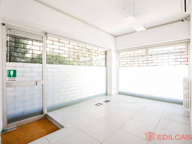 Locale Commerciale in affitto a Zona Omogenea Milano Nord, Paderno Dugnano